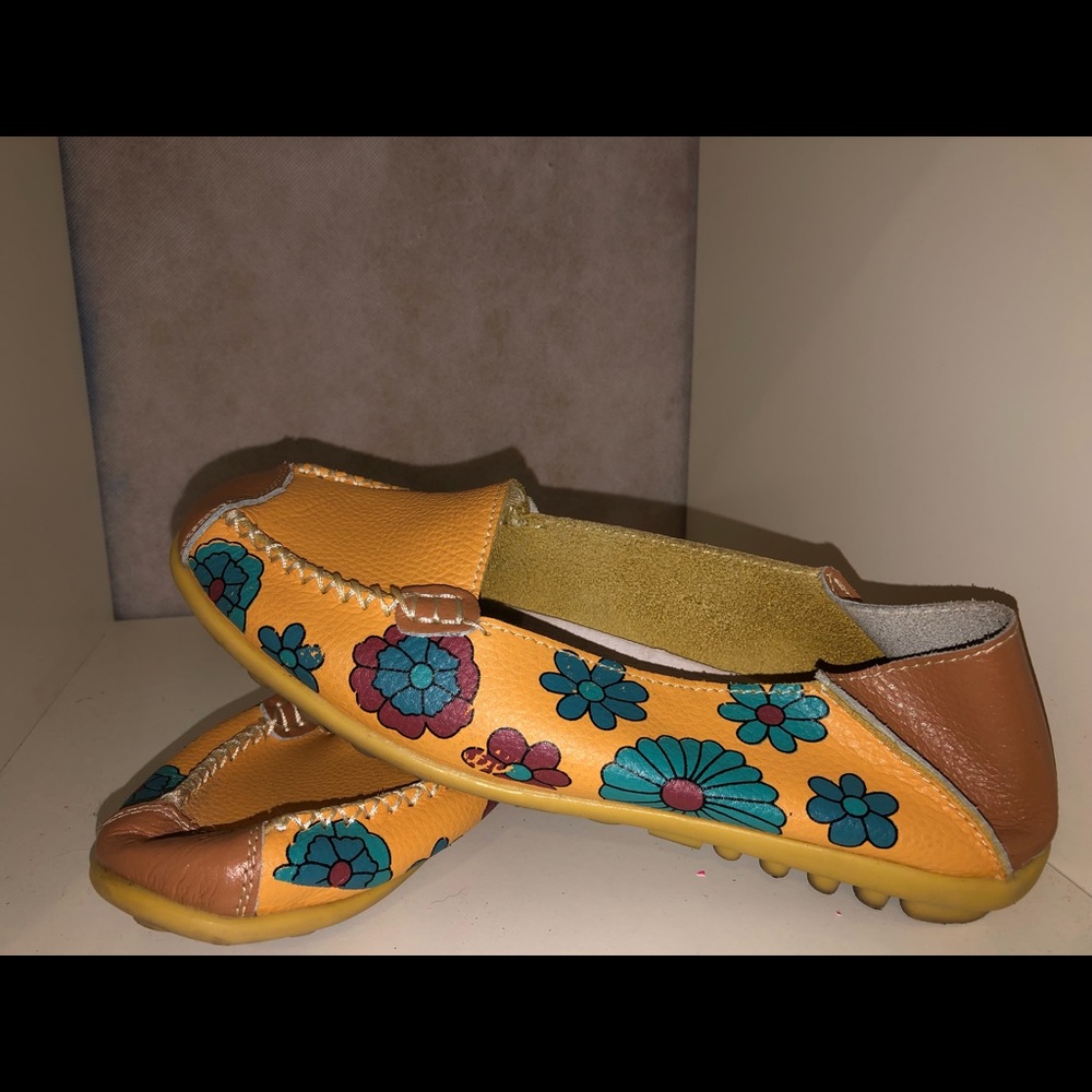 Women’s leather casual. Size 10